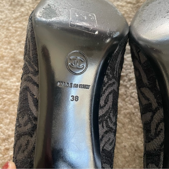 💯 CHANEL Black Embossed CC Pattern /w Floral Toe Pump Size 38 - Picture 12 of 16
